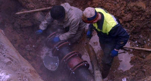 Ликвидация аварии. Фото http://bloknot-stavropol.ru/news/bolee-shesti-chasov-provedut-bez-vody-zhiteli-goro-795806