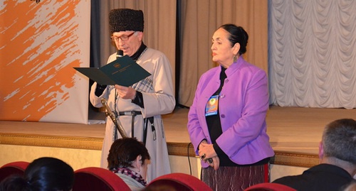 В ходе открытия фестиваля приветствие президента Абхазии к участникам фестиваля зачитал помощник главы республики Владимир Зантария. Сухум, 19 ноября 2016 г. Фото: Sputnik-Abhazia