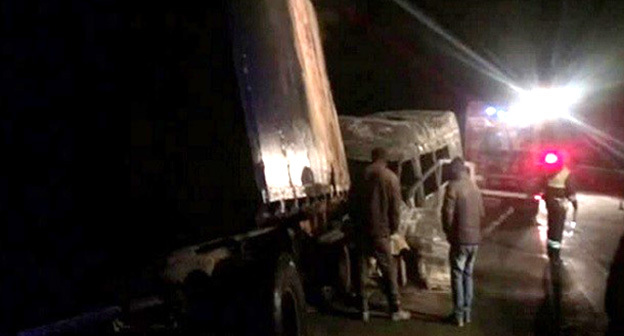 На месте дорожно-транспортного происшествия в Ростовской области http://bloknot-rostov.ru/news/chudovishchnom-stolknovenii-s-kamazom-pod-rostovom-796274