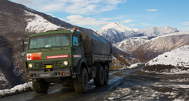 Разминирование в горной местности Чеченской республики в районе поселка Ведучи. Фото: http://multimedia.mil.ru/multimedia/photo/gallery.htm?id=26302@cmsPhotoGallery