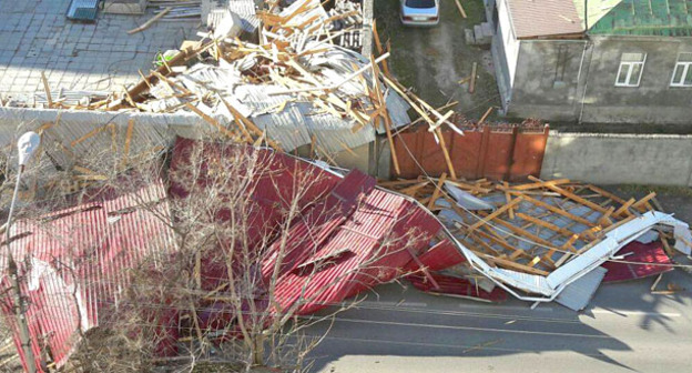 Крыша дома по адресу улица Международная, 176. Фото корреспондента "Кавказского узла"