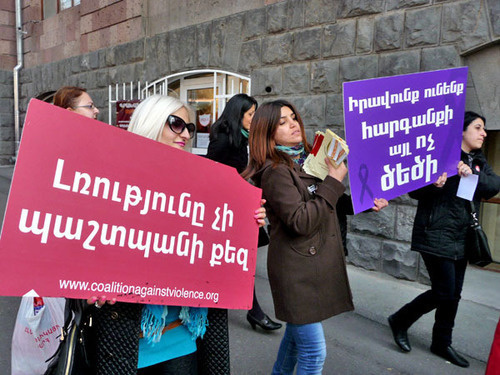 Участники шествия «Против насилия над женщинами». Надпись на плакате: "Женщины, знайте свои права!". Фото Армине Мартиросян для "Кавказского узла"