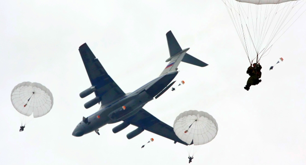 Десантники во время прыжка с парашютом. Фото: Виталий Кузьмин, Commons.wikimedia.org