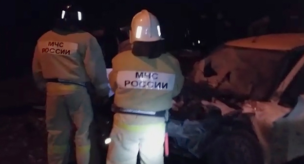 Сотрудники МЧС на месте ДТП  в Чечне. Фото http://95.mchs.gov.ru/operationalpage/operational