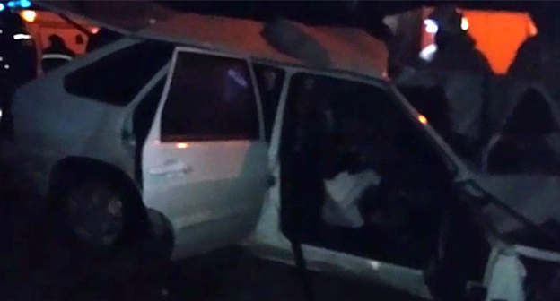 Сотрудники МЧС на месте ДТП  в Чечне. Фото http://95.mchs.gov.ru/operationalpage/operational