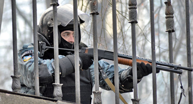 Сотрудник «Беркута» с ружьём «Форт-500» (Киев, 19 января 2014). Фото: Mstyslav Chernov https://ru.wikipedia.org