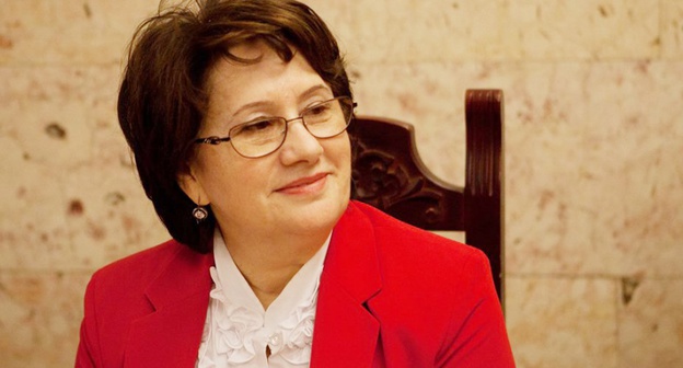 Бурлият Токболатова 

Фото: http://www.vestikavkaza.ru/news/Burliyat-Tokbolatova-vozglavila-Minpechati-Dagestana.html