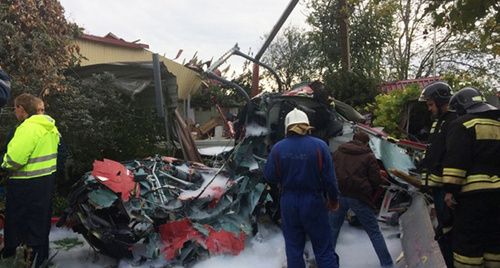 Сотрудники МЧС на месте аварии. Фото Пресс-служба МЧС https://sochi-informburo.ru/2016/11/01/4192-v-sochi-na-chastnyj-dom-upal-vertolet-pogibla-zhenshhina-fotovideo/