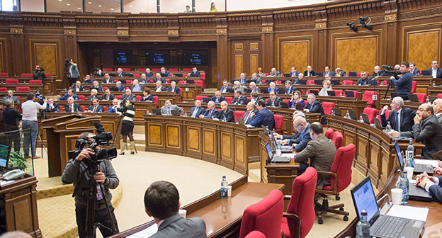 Заседание Национального Собрания Армении
Фото:  Sputnik/ Asatur Yesayants
http://ru.armeniasputnik.am/politics/20161130/5637879/zasedanie-nacionalnogo-sobraniya-armenii-prodlilos-vsego-dve-minuty.html