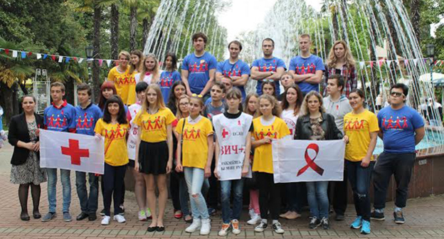 Волонтеры Красного креста в парке Ривьера . Фото  Екатерины Измайловой