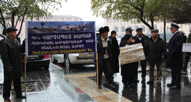 Акция протеста бывших пилотов обанкротившейся авиакомпании «Армянские авиалинии» и родственников их погибших коллег. Ереван, 1 декабря 2016 г. Фото: Тигран Петросян для "Кавказского узла"