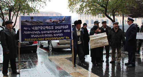 Акция протеста бывших пилотов обанкротившейся авиакомпании «Армянские авиалинии» и родственников их погибших коллег. Ереван, 1 декабря 2016 г. Фото: Тигран Петросян для "Кавказского узла"