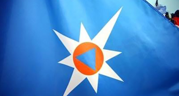 Флаг МЧС. Фото https://www.facebook.com/search/top/?init=quick&q=спасатели%20КЧР&tas=0.7716887116847764