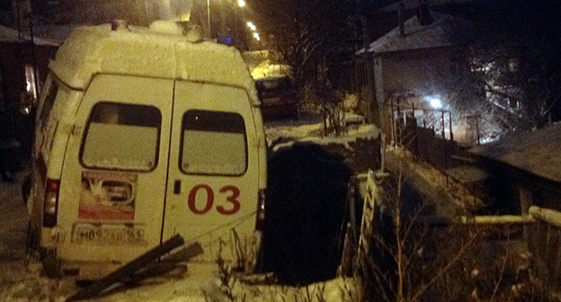 НА месте происшествия. Фото http://bloknot-rostov.ru/news/zhiteli-rostova-potrebovali-izmenit-fatalnyy-dlya-