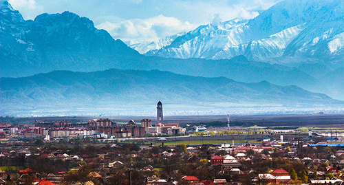 Вид на Магас и Экажево на фоне Кавказских гор. Фото Адам Сагов  https://ru.wikipedia.org/wiki/%D0%9C%D0%B0%D0%B3%D0%B0%D1%81#/media/File:Magas_2.jpg