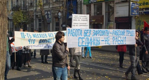 Протестная акция сотрудников завода "Седин" Фото http://bloknot-krasnodar.ru/news/gruppy-rabotnikov-zavoda-sedin-zablokirovany-v-sots-794440