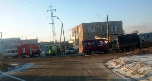 На месте ДТП. Фото http://kaspyinfo.ru/marshrutka-i-minivjen-stolknulis-v-astrahani-est-postradavshie/