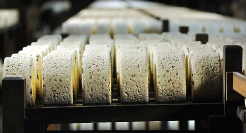 Производство сыра. Фото REMY GABALDA / AFP
http://ru.armeniasputnik.am/armenia/20161206/5699817/zhitelyam-armyanskogo-chambaraka-sfr-rokfor-prodazha-v-rossii.html