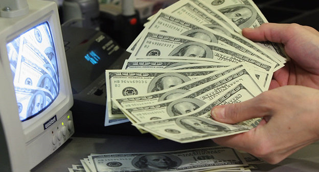 Пункт обмена валюты. Фото © Sputnik / Maxim Bogodvid
http://ru.sputnik.az/economy/20161110/407656631/pokupku-skv-prevyshaet-rynochnye-prodazhi.html