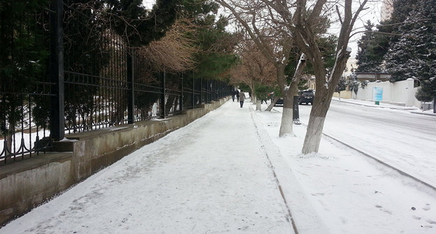 Снег в Баку. Фото  Sputnik / Murad Orujov
http://ru.sputnik.az/life/20160126/403485292.html