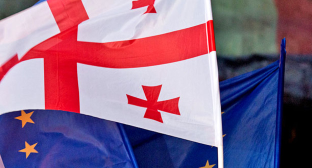 Флаги Грузии и Евросоюза. Фото: Alex Imedashvili, Newsgeorgia