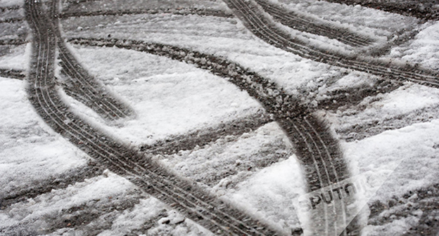 Следы на завснеженой дороге. Фото: © Sputnik/ Asatur Yesayants
http://ru.armeniasputnik.am/incidents/20161208/5723494/dtp-s-uchastiem-mashiny-ministra-oborony-proizoshlo-v-armenii.html