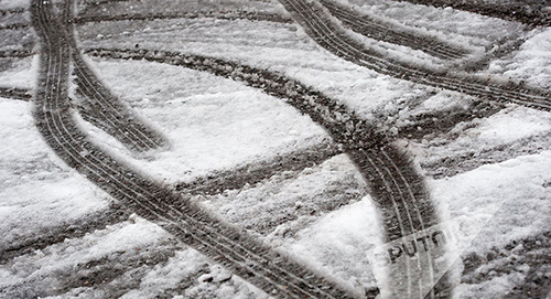 Следы на завснеженой дороге. Фото: © Sputnik/ Asatur Yesayants
http://ru.armeniasputnik.am/incidents/20161208/5723494/dtp-s-uchastiem-mashiny-ministra-oborony-proizoshlo-v-armenii.html