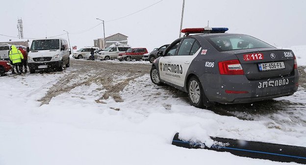 Движение на горной дороге. Фото FB / Департамент автомобильных дорог
http://ru.armeniasputnik.am/caucasus/20161214/5785602/kpp-verhnij-lars-zakryt-dlya-vsekh-vidov-transportnyh-sredstv.html