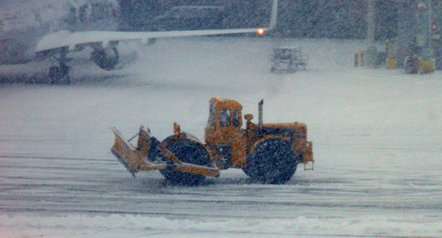 Спецтехника в аэропорту Владикавказа. Фото http://www.ossetia.ru/news/accidents/aeroport_vladikavkaz_priostanovil_rabotu.html