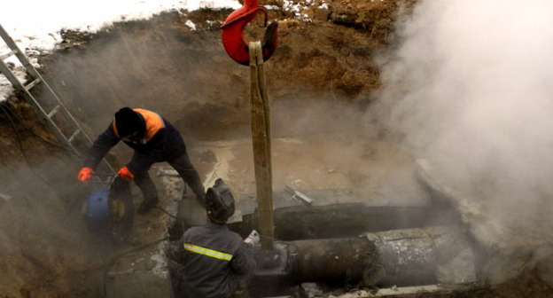 Коммунальная авария в Дзержинском районе на улице 51-й Гвардейской дивизии. Волгоград, 14 декабря 2016 г. Фото Татьяны Филимоновой для "Кавказского узла"