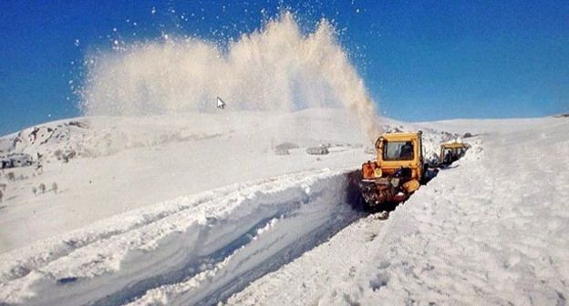 Дорожная техника расчищает дорогу от снега. Фото http://sputnik-georgia.ru/