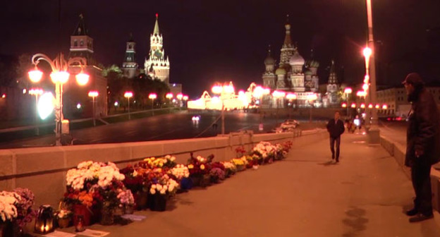 Цветы на месте убийства Немцова. Фото: RFE/RL