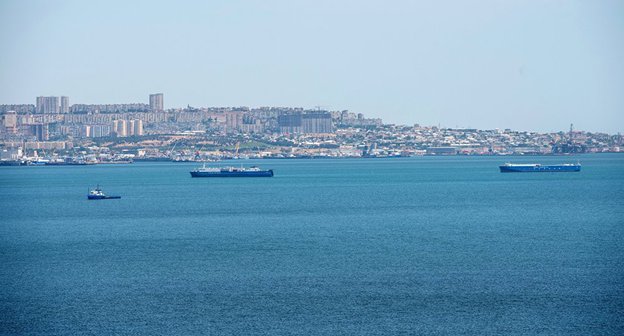 Корабли в акватории Бакиснкйо бухты. Фото © Sputnik / Murad Orujov
 http://ru.sputnik.az/incidents/20161216/408112387/beregovaja-linija-vizualnyj-osmotr-poiski.html