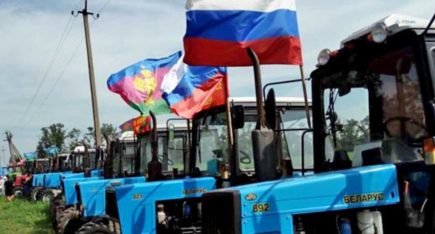 Техника участников "тракторного марша". Август 2016 г. Фото: RFE/RL