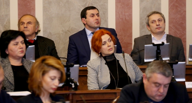 Депутаты Тбилисского самоуправления во время обсуждения горбюджета. Фото: Tbsakrebulo.gov.ge