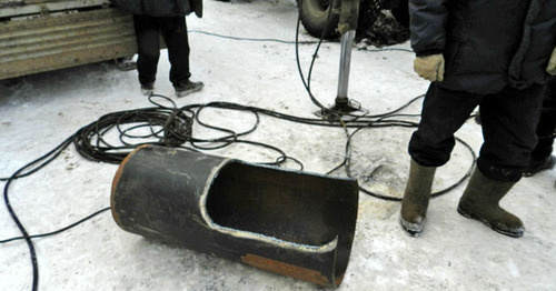 Кусок поврежденной трубы водовода. Волгоград, 15 декабря 2016 г. Фото Татьяны Филимоновой для "Кавказского узла"