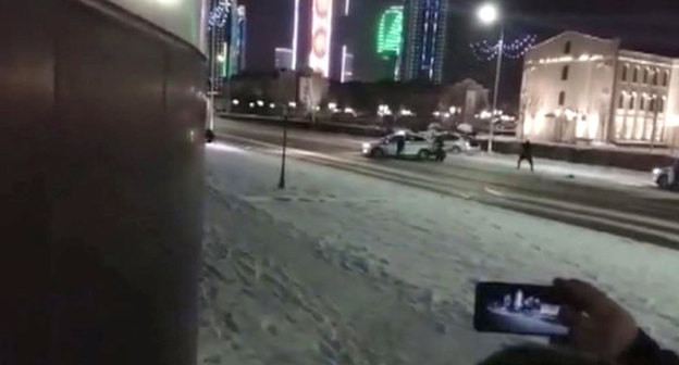 Нападение на полицейских. Грозный, 17 декабря 2016 г. Кадр из видео пользователя DAMATOHTV https://www.youtube.com/watch?v=V2cD0fAtwes