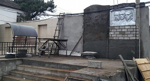 Строительство стелы в честь русских ученых-подвижников - кавказоведа, врача и учительницы. Фото http://flnka.ru/novosti/15506-ustanovka-pamyatnika-russkim-uchenym-podvizhnikam-nachalas-v-suleyman-stalskom-rayone.html