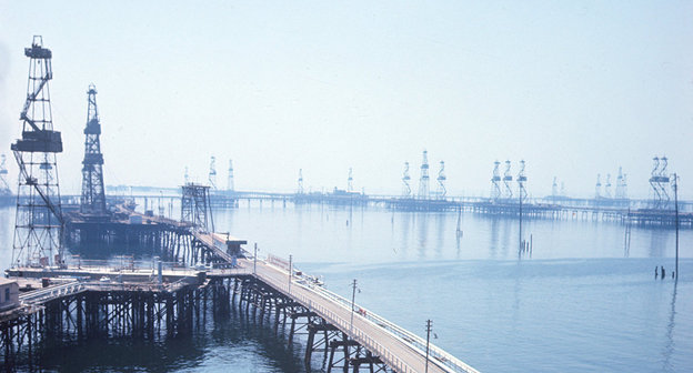 Вид на морской промысел нефтепереробатывающего управления. Фото © Sputnik / Valery Shustov
http://ru.sputnik.az/incidents/20161217/408126953/propavshie-neftjaniki-avarija-kaspij-poiski.html