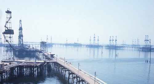 Вид на морской промысел нефтепереробатывающего управления. Фото © Sputnik / Valery Shustov
http://ru.sputnik.az/incidents/20161217/408126953/propavshie-neftjaniki-avarija-kaspij-poiski.html