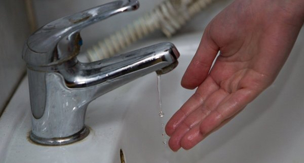 Водопровожный кран. Фото Клопс.Ru https://klops.ru/news/obschestvo/122992-chast-zhiteley-kaliningrada-ostalas-bez-goryachey-i-holodnoy-vody-u-nekotoryh-net-otopleniya