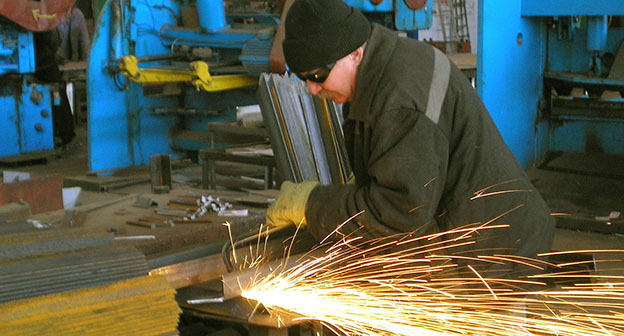 Рабочий на Камышинском заводе металлоконструкций. Фото http://kzmkam.ru/