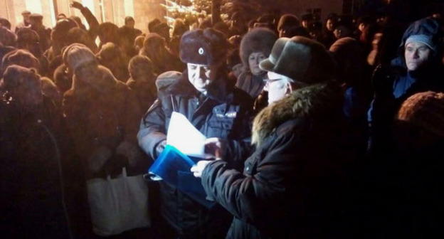 Шахтеры группы компаний "Кингкоул" у офиса. 19 декабря 2016 г. Фото Валерия Люгаева для "Кавказского узла"