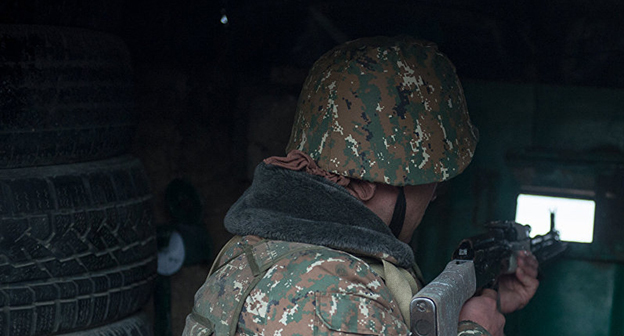 Солдат на передовой позиции. Фото © Sputnik/ Asatur Yesayants
http://ru.armeniasputnik.am/karabah/20161222/5871986/stepanakert-soobshchil-ob-intensivnoj-strelbe-v-rajone-martuni.html