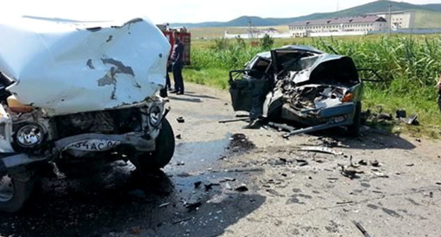 На месте ДТП в Ингушетии. 10 июля 2016 г. Фото http://gazetaingush.ru/obshchestvo/nikto-ne-ostalsya-ravnodushnym-k-tragedii