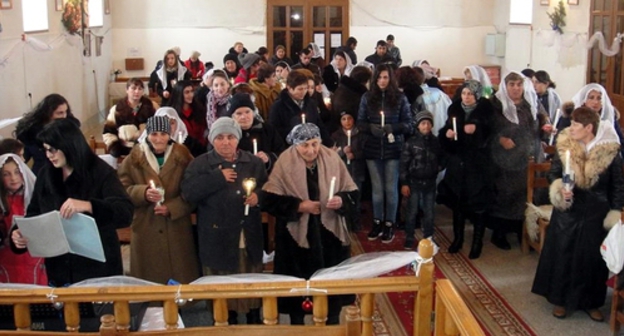 Литургия в Сочельник в храме Святой Богородицы в селе Ланджик Ширакской области Армении. 24 декабря 2016 года. Фото со страницы АКЦ в Facebook.