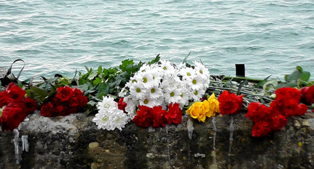 Цветы в память о погибших в результате крушения самолета Ту-154. Сочи, 26 декабря 2016 г. Фото Анны Грицевич для "Кавказского узла"