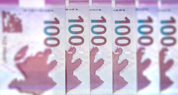 Купюры достоинством с 100 манатов. Фото © Sputnik / Murad Orujov
 http://ru.sputnik.az/economy/20161209/408034914/manat-perexodit-na-polniy-plavayushiy-kurs.html