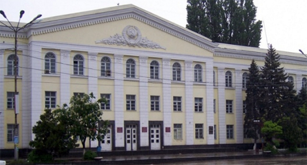 Здание ДГУ.  Фото http://www.riadagestan.ru/mobile/news/society/dgu_i_ooo_botlikhskiy_radiozavod_zaklyuchili_soglashenie_o_nauchno_tekhnicheskom_sotrudnichestve/