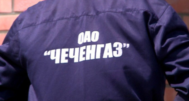 Сотрудник компании "Чеченгаз". Фото: grozny.tv